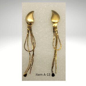 Vintage Gold Tone Dangle Pierced Earrings Item A-13